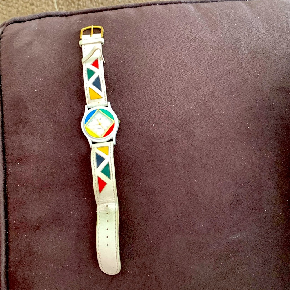 Vintage costume jewelry watch
Needs Battery